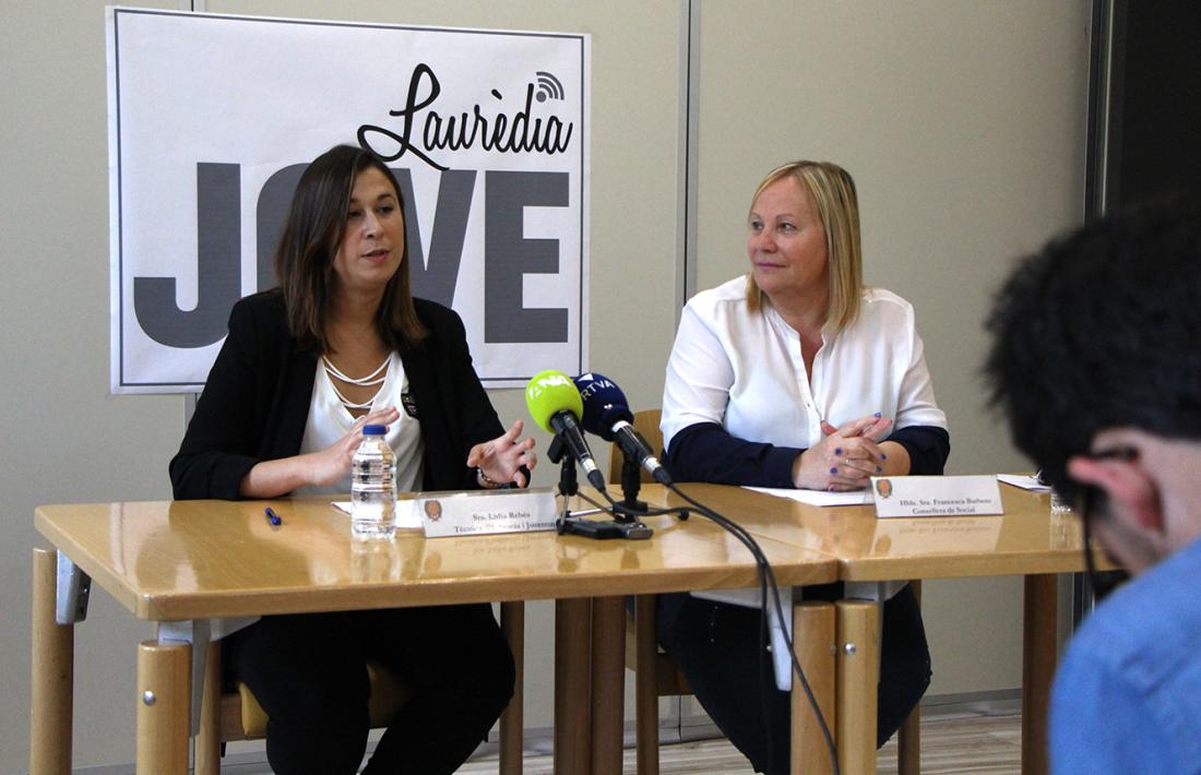 La tècnica d'Infància i Joventut, Lídia Rebés, i la consellera de Social, Francesca Barbero, durant la roda de premsa.
