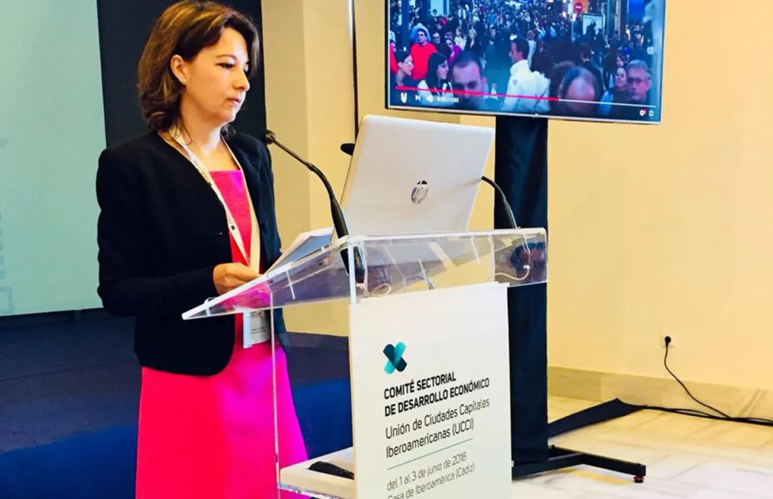 La consellera de Finances, Maika Nin, durant la seva conferència al comitè de l'UCCI.