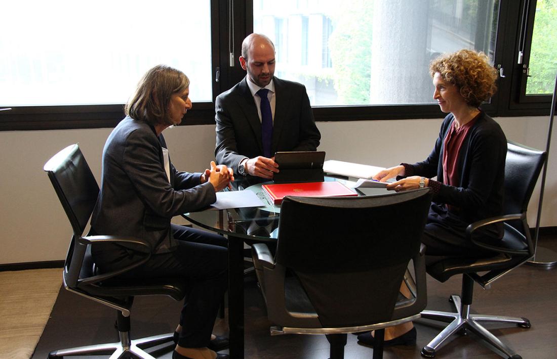 L'ambaixadora de França, Jocelyne Caballero, i la ministra d'Afers Exteriors, Maria Ubach, en una reunió la setmana passada.