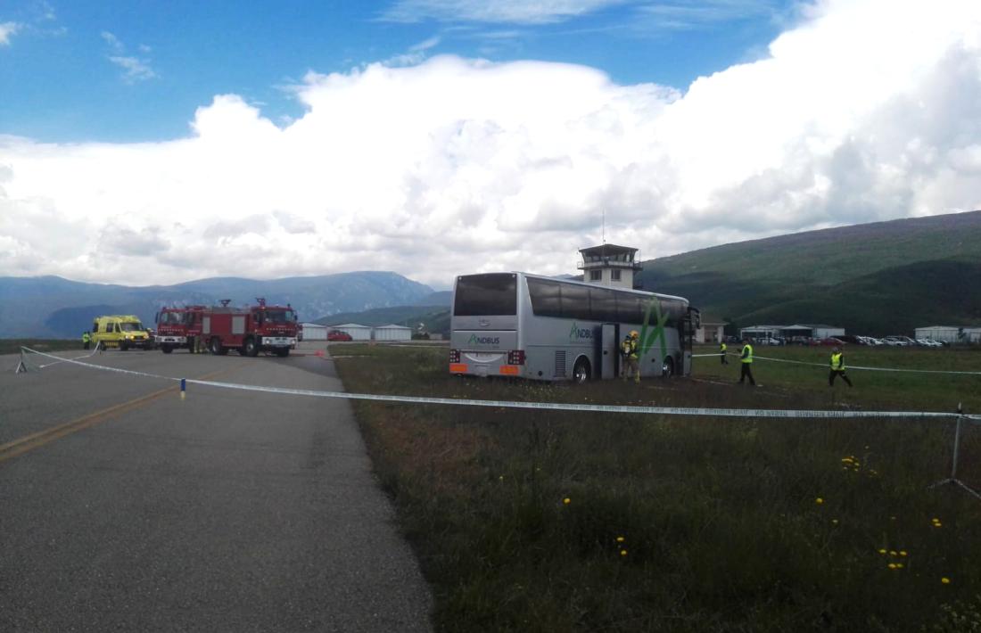 Pla general del simulacre d'accident entre dues aeronaus a l'Aeroport d'Andorra-la Seu d'Urgell.