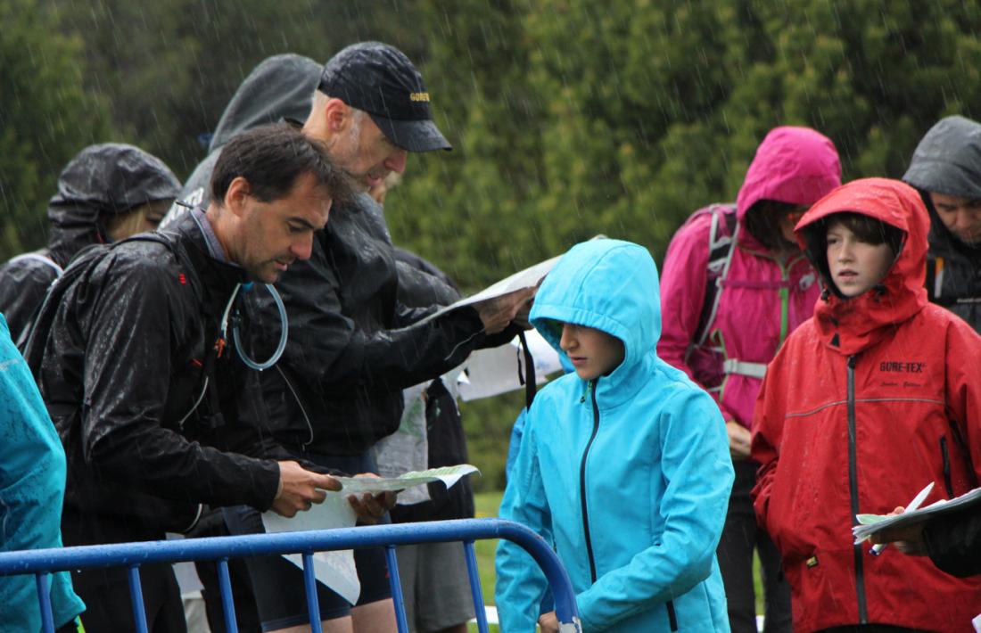 Els participants a la carrera d'orientació consulten el mapa abans de la sortida.
