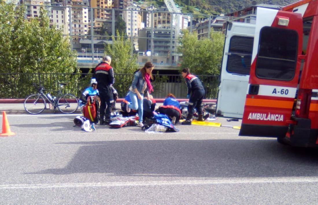 ANDORRADIFUSIÓ/ Moment en el que els serveis sanitaris atenen el motorista