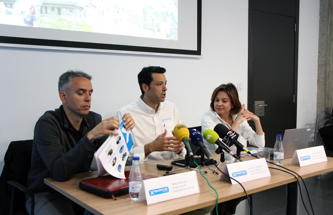 Els directors d’Ensisa, Nevasa i Saetde, Hidalgo, Torreño i Canals, respectivament, ahir, presentant la temporada d’estiu. 