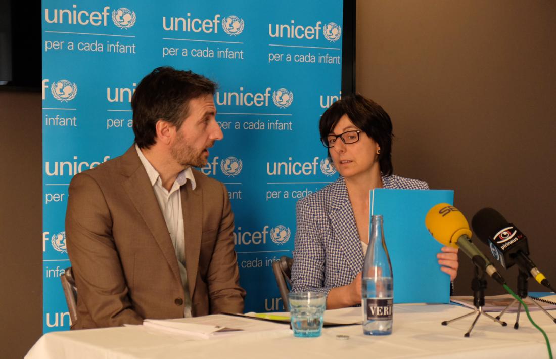 El director del CRES, Joan Micó, i la directora d’Unicef, Marta Alberch, van presentar ahir al migdia l’Observatori de la Infància.