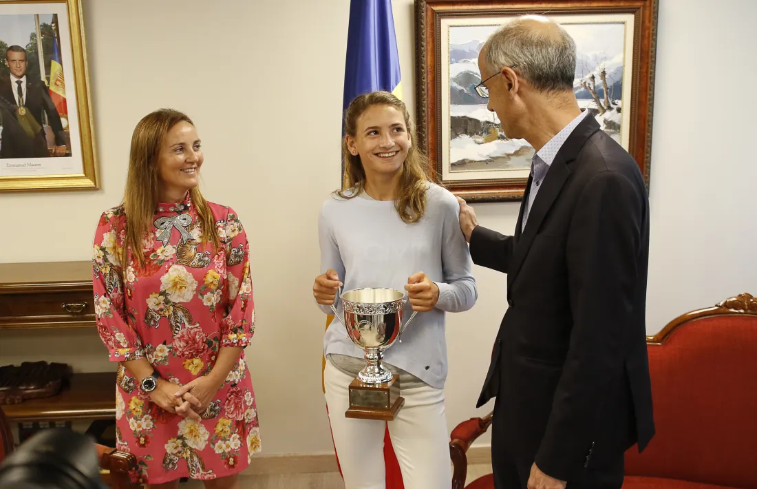 Vicky Jiménez amb el cap de Govern i la titular de Cultura, Joventut i Esports.