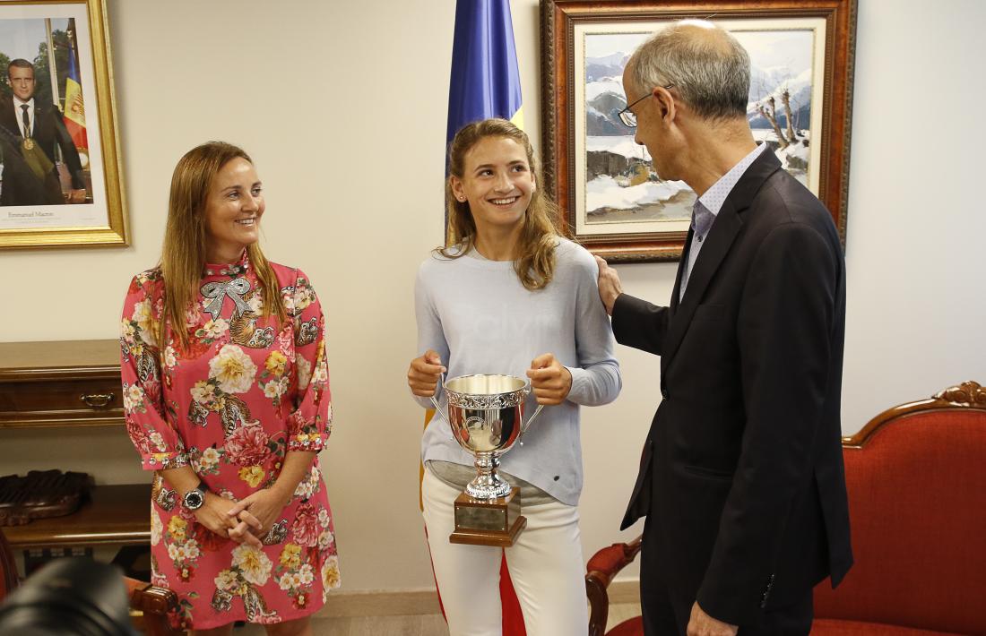Vicky Jiménez amb el cap de Govern i la titular de Cultura, Joventut i Esports.