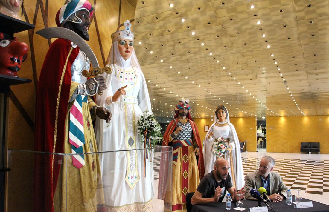 El rei Moro i la Dama Blanca, amb el cap de la colla gegantera, Jordi Díez, i el conseller Roig.