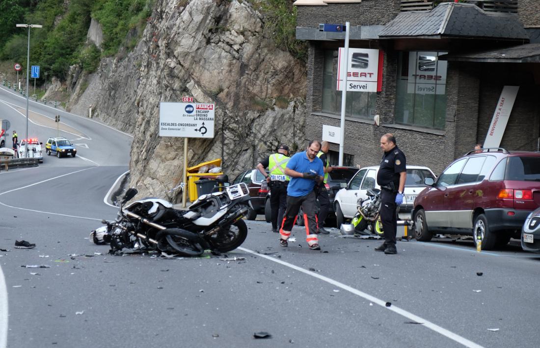Així van quedar les dues motos que van xocar frontalment a l’alçada del concessionari de la Seat, a la carretera de l’Obac.