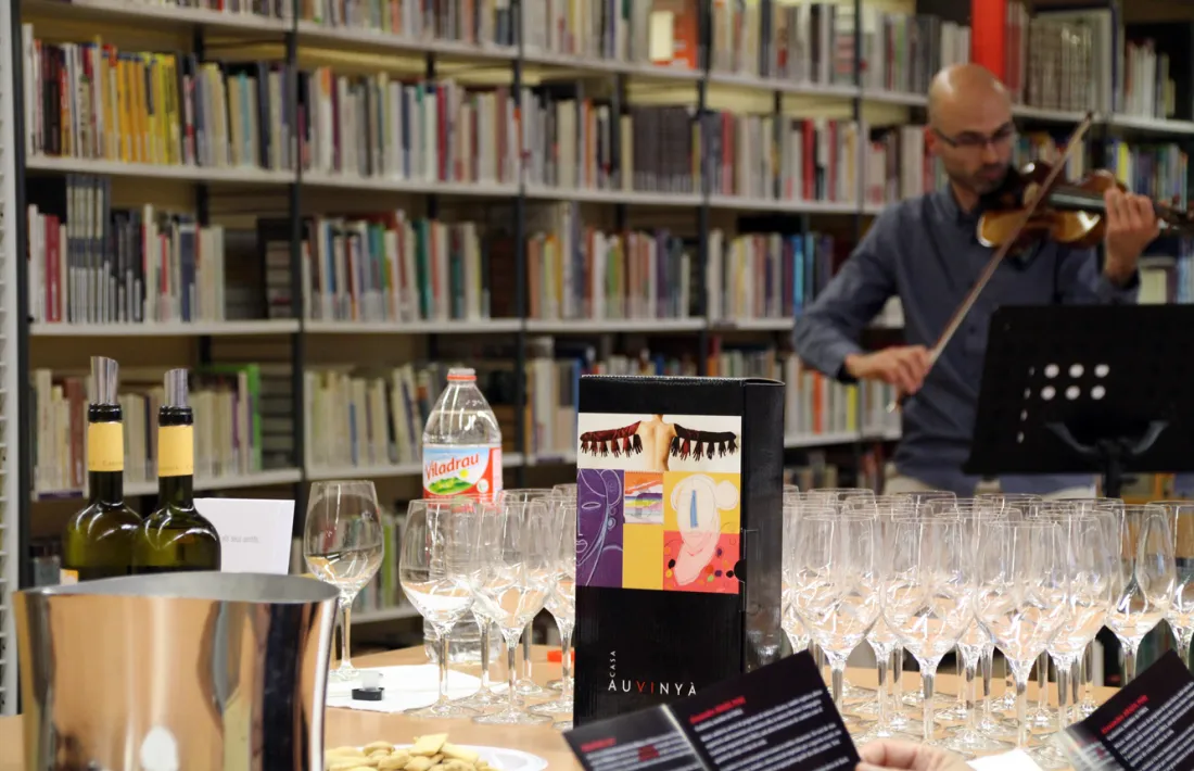 Moment de la cata dels vins de la Casa Auvinyà amb la música d'Alexandre Aràjol.