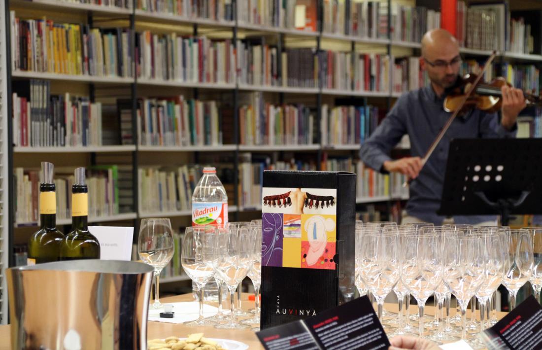 Moment de la cata dels vins de la Casa Auvinyà amb la música d'Alexandre Aràjol.