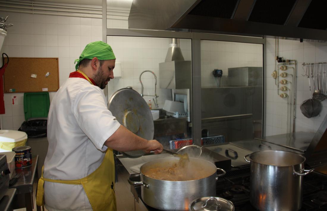 Un cuiner a l’institut Joan Brudieu fent un dels plats del projecte ‘Mengem d’aquí’.