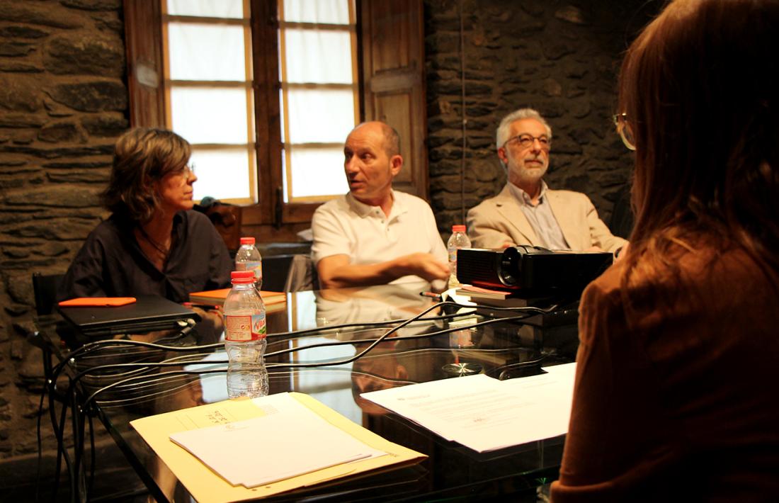 Xavier Llovera, entre Marta Planas i Francesc Rodríguez, el juny del 2016 a la casa d’Areny-Plandolit en una reunió del Consell Assessor.