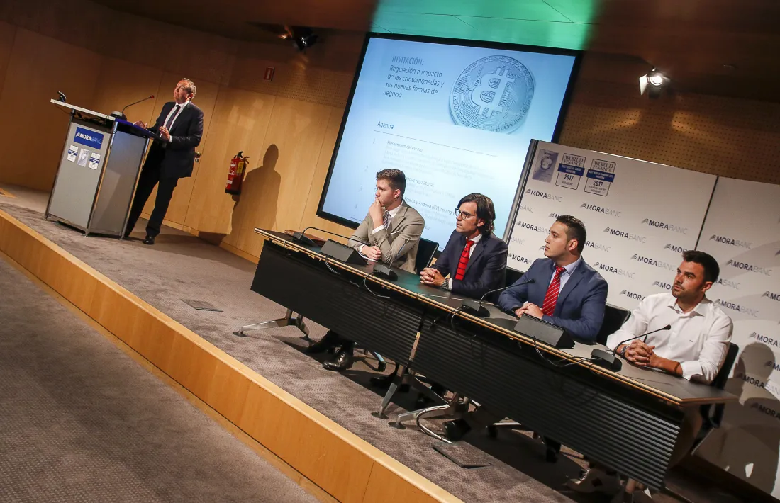 Pere Augé i els ponents que van participar ahir en la jornada sobre criptomonedes.