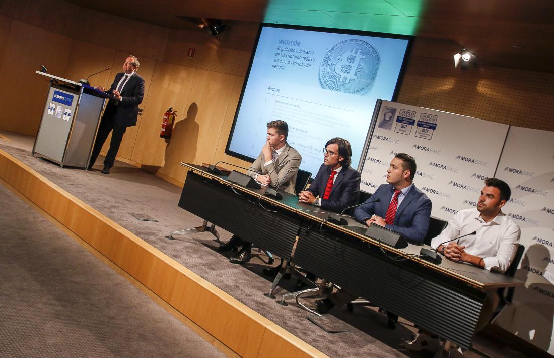 Pere Augé i els ponents que van participar ahir en la jornada sobre criptomonedes.