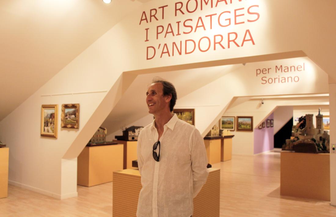 El pintor Manel Soriano durant la visita guiada.