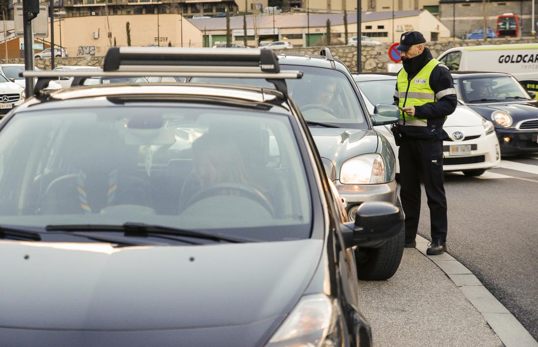 Policies efectuen controls d’alcoholèmia per tota la xarxa viària. 