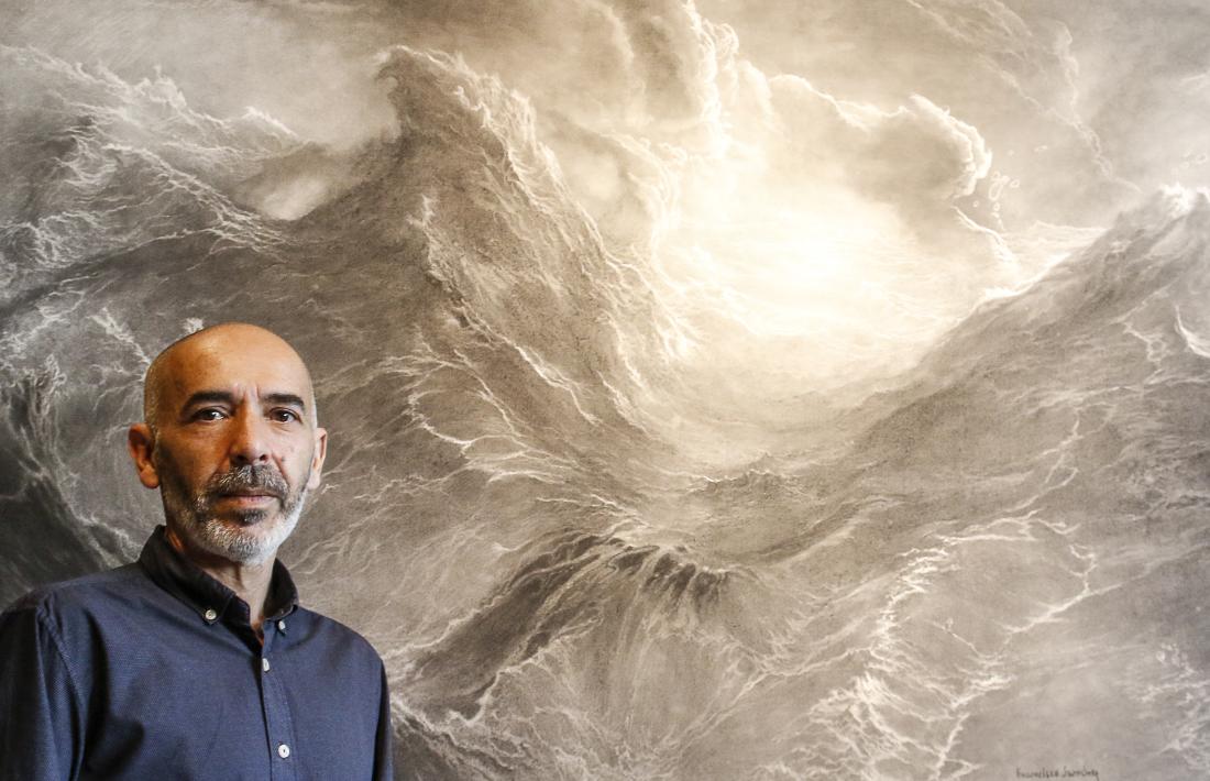 Francisco Sánchez, davant d’un dels mars més enrabiats –i més grans– de la sèrie ‘Aigua i llum’.