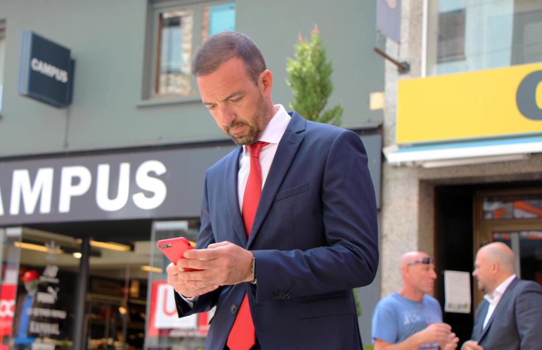 El ministre d'Ordenament Teritorial, Jordi Torres, prova la nova xarxa d'Andorra wifi al Pas de la Casa.