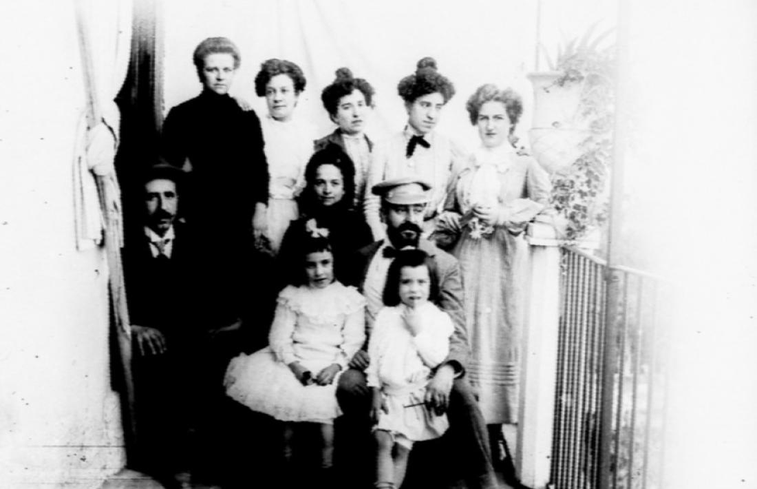 Grup familiar de finals del segle XIX, retratat per Joaquim de Riba Camarlot (de fet, la segona per la dreta de la fila del darrere és la seva esposa, Montserrat Martínez Oliana).