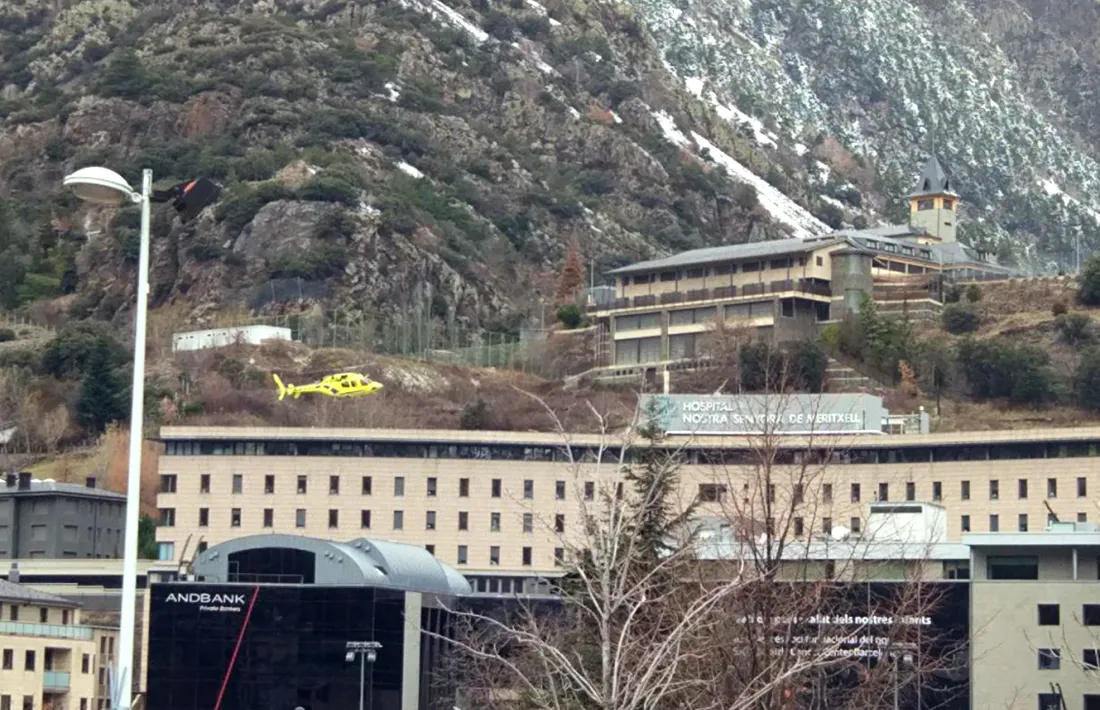 L'helicòpter dels Bombers arribant a l'Hospital Nostra Senyora de Meritxell.