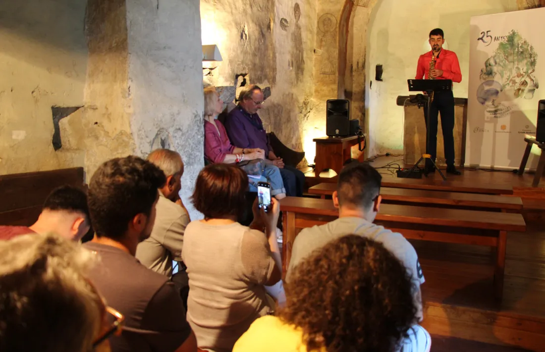 Un moment de concert 'Saxo a solo' de Guillem Tudó a l'església de Sant Serni de Nagol.