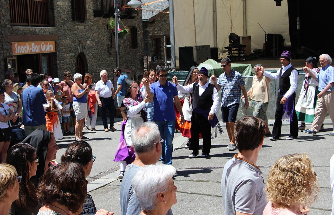 Els cònsols d'Ordino han participat en el ball del contrapàs.