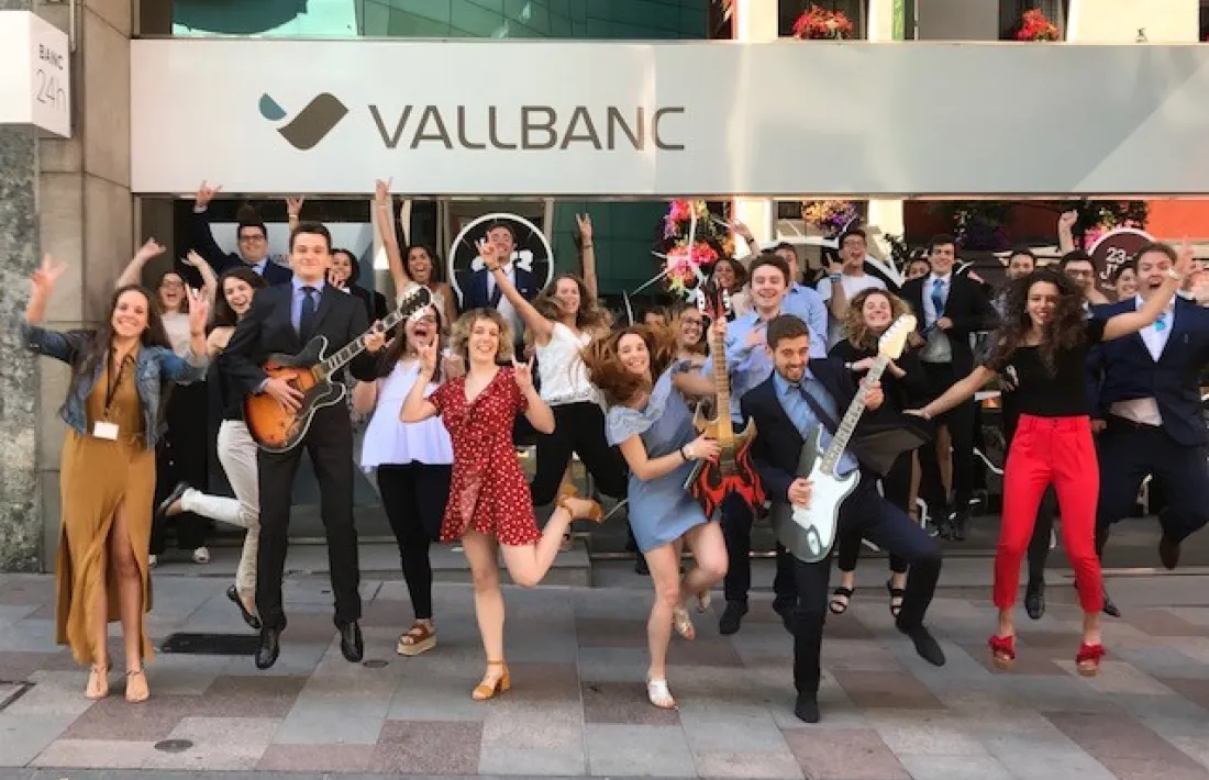 Els joves que treballaran fent pràctiques a Vall Banc.