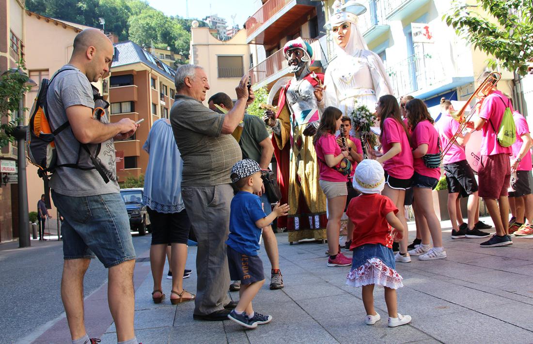 Els gegants plantats a la plaça Major de Sant Julià de Lòria el dia que es van celebrar els actes dels 35 anys.