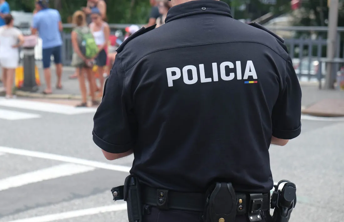 Un agent de la policia.