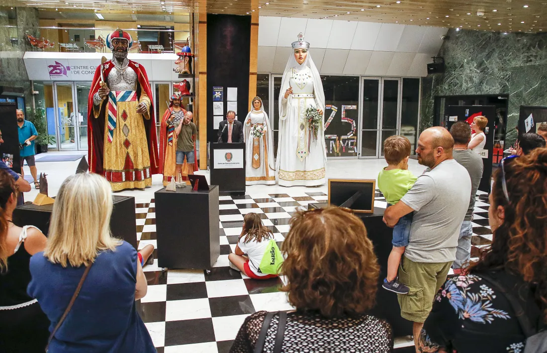La mostra es va inaugurar ahir al vestíbul del centre de congressos lauredià.
