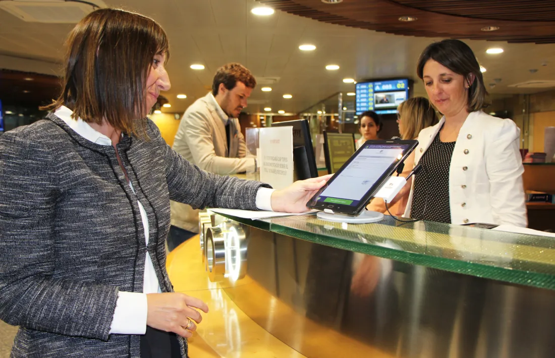 La ministra Eva Descarrega a la zona d'atenció telefònica del Servei de Tràmits.