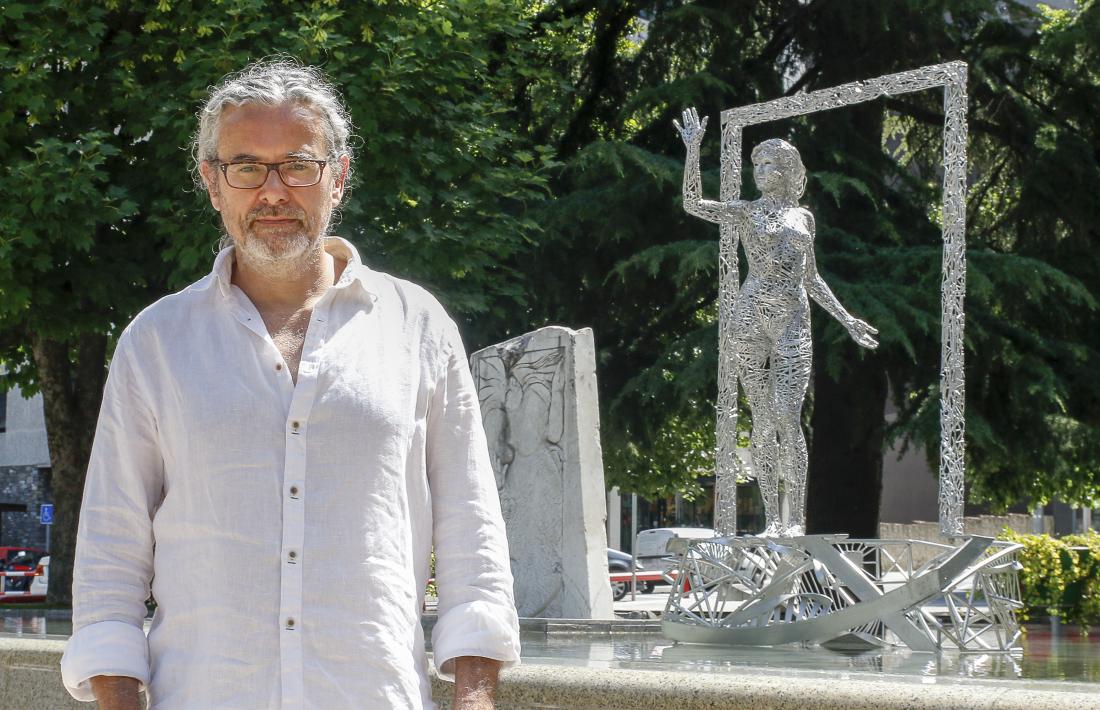 L’escultor Jordi Díez al parc de la Mola, amb l’escultura ‘Llindar’ al fons, durant la presentació de la mostra, ahir al matí.