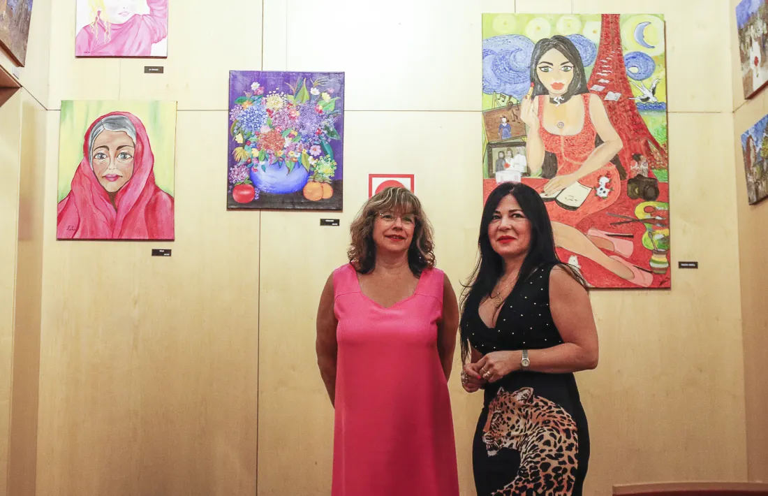 Les dues artistes en la presentació de la mostra al vestíbul del Bingo Star’s, ahir.