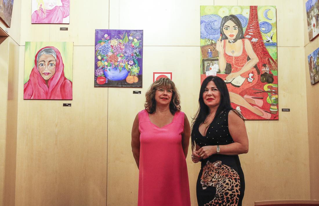 Les dues artistes en la presentació de la mostra al vestíbul del Bingo Star’s, ahir.
