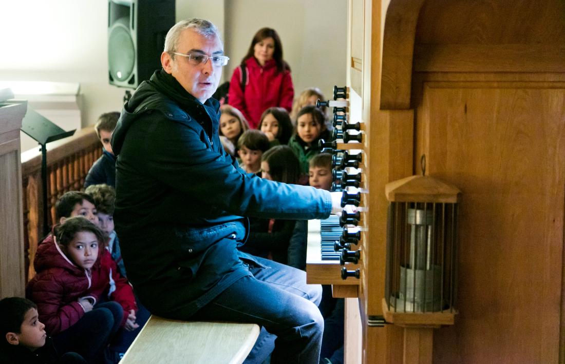 Jornada pedagògica per donar a conèixer als infants l’orgue de l’església parroquial.