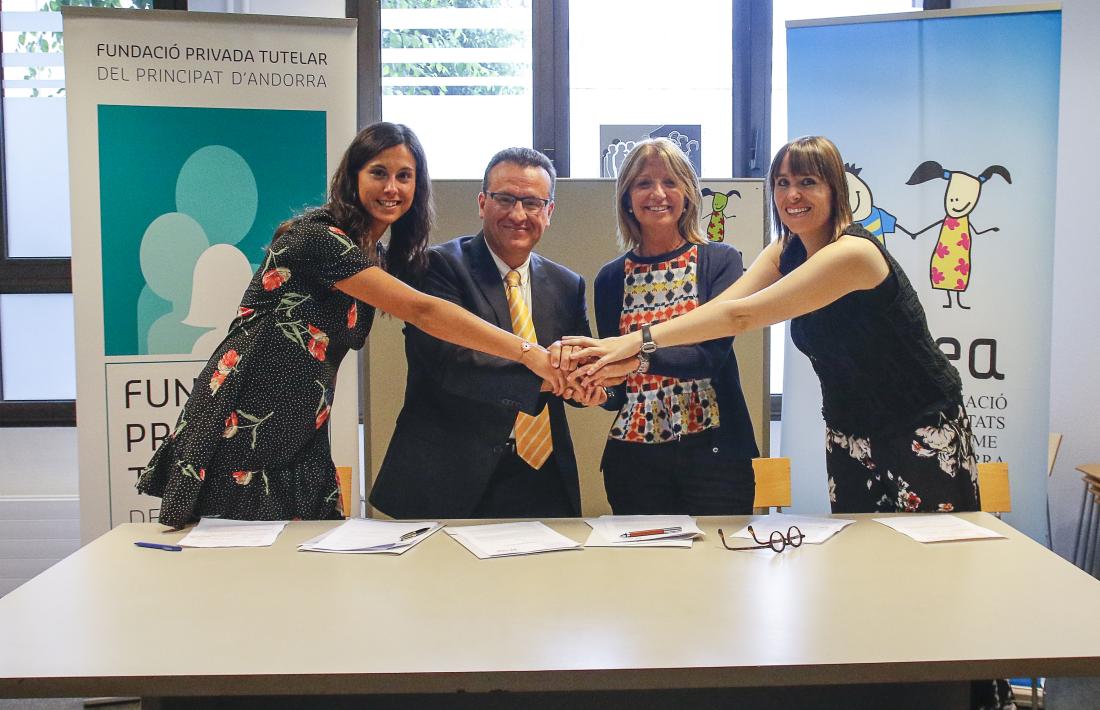 Inés Martí i Joan Carles Rodríguez Miñana van signar el conveni entre les dues entitats.
