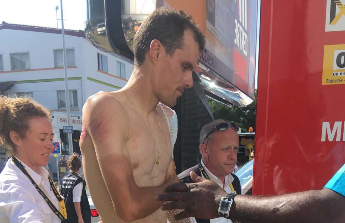 El resident Luis León Sánchez cau i deixa el Tour de França