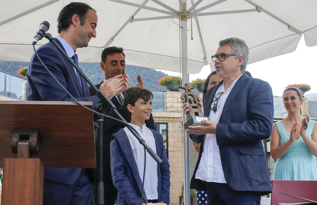 El besnet del germà del capellà, Martí Bordes, va recollir el guardó que homenatjava mossèn Josep Bordes, ahir al matí.