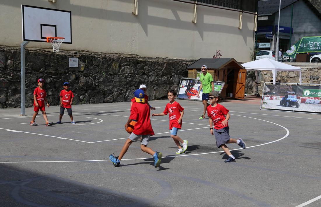 Infants prenent part a les activitats de Sant Julià de Lòria.