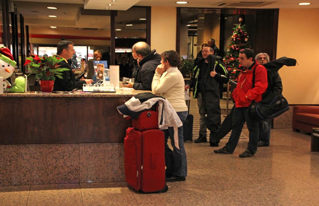 Turistes a la recepció d'un hotel d'Andorra.