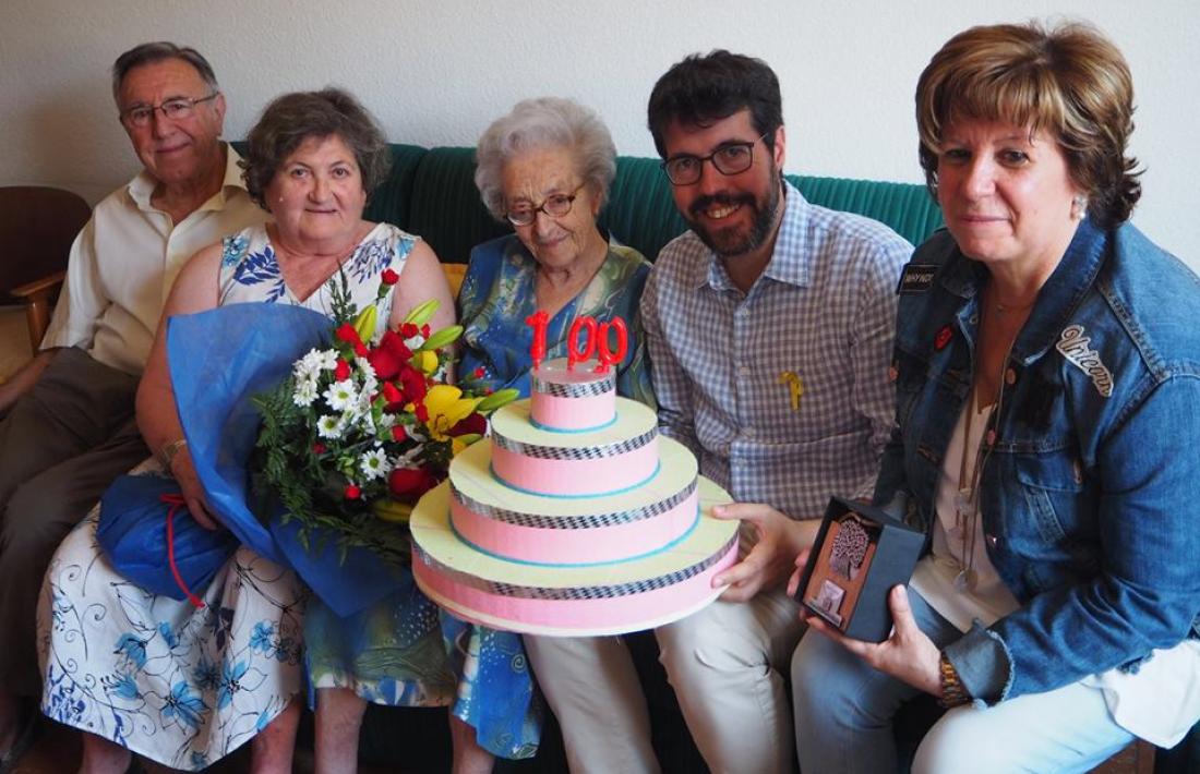 L’àvia centenària Rosario Catells Lluch amb les autoritats.