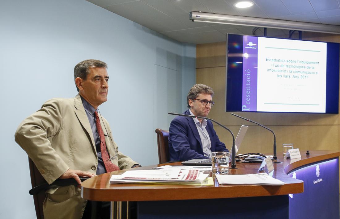 Enric Ripoll i Carles Casadevall van presentar ahir els resultats sobre l’equipament i ús de les TIC a les llars.