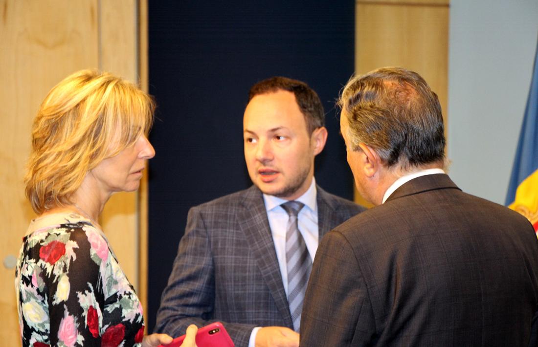 La secretària d'Estat Ester Fenoll, el ministre d'Afers Socials, Justícia i Interior, Xavier Espot, i el president de Càritas Andorra, Andreu Rocamora.