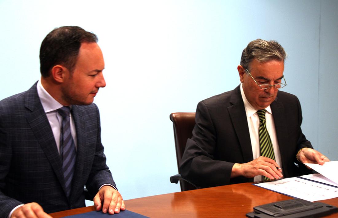 El ministre d’Afers Socials, Justícia i Interior, Xavier Espot, i el president de Càritas Andorrana, Amadeu Rocamora signen el conveni.