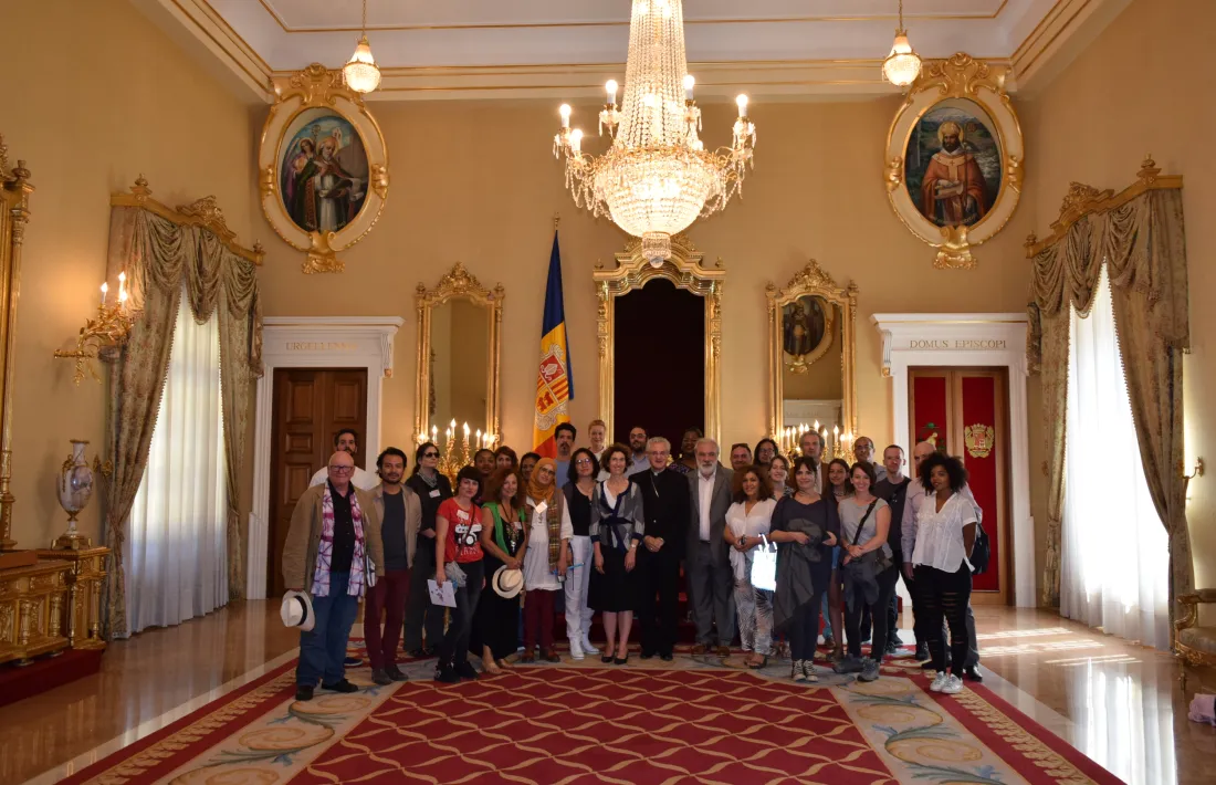 Foto de família de Vives amb els participants a l'Artcamp Andorra.