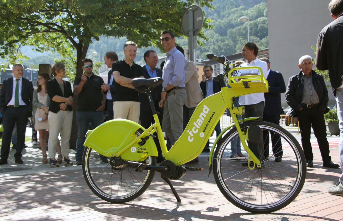 Un moment de la presentació del nou servei de bicicletes elèctriques compartides.