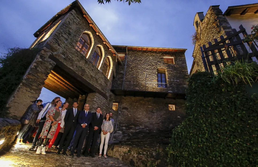 Moment de la inauguració de la nova il·luminació de la casa Rossell, ahir a la nit.