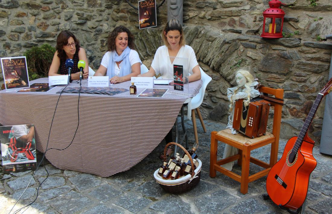 Assumpta Mercader amb el titella de la Dama Blanca, protagonista de l’itinerari dels Vespres de llegendes.