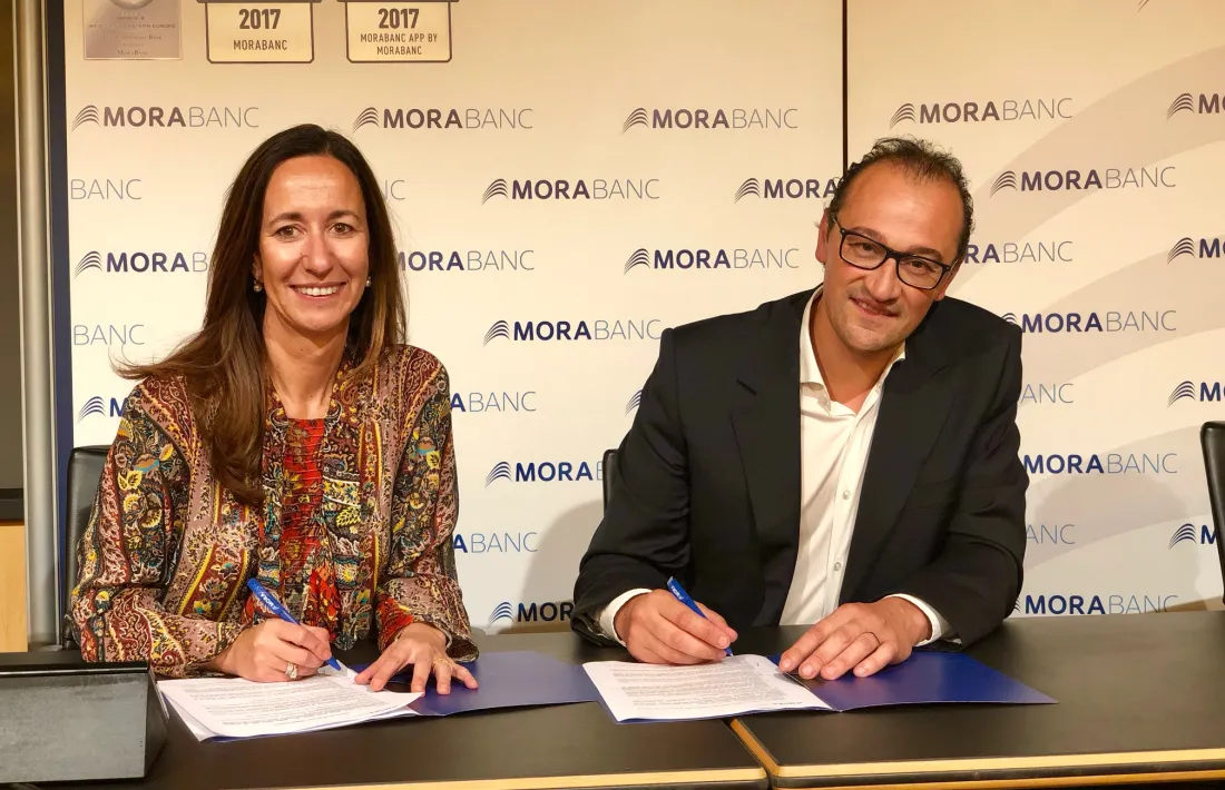 Un moment de la signatua del conveni entre MoraBanc i Creu Roja.
