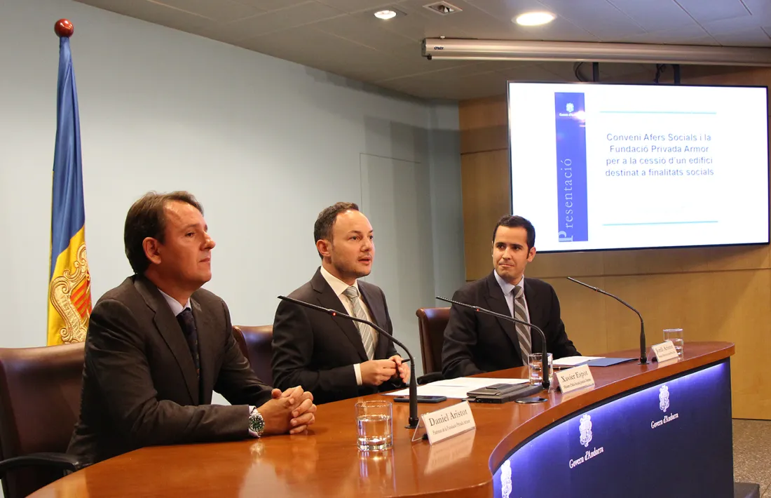 El ministre d'Afers Socials, Justícia i Interior, Xavier Espot; el president del patronat de la Fundació Privada Armor, Jordi Aristot, i Daniel Aristot, de la fundació, durant la roda de premsa per presentar el conveni.